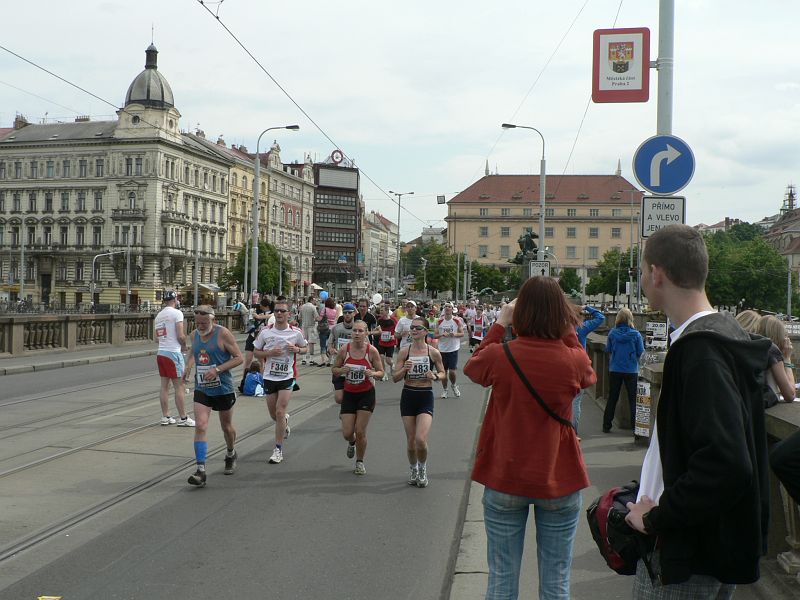 Maraton09 128.jpg - Tlapka ho už v dálce vyhlíží a poctivě fotí.